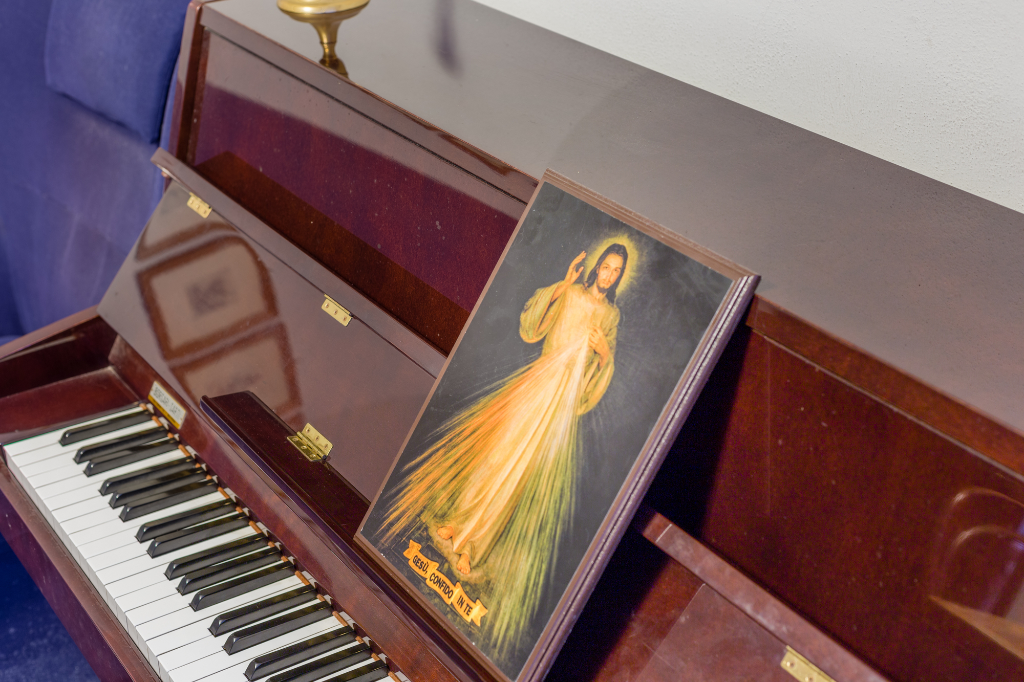 Merciful Jesus icon on piano instead of scores