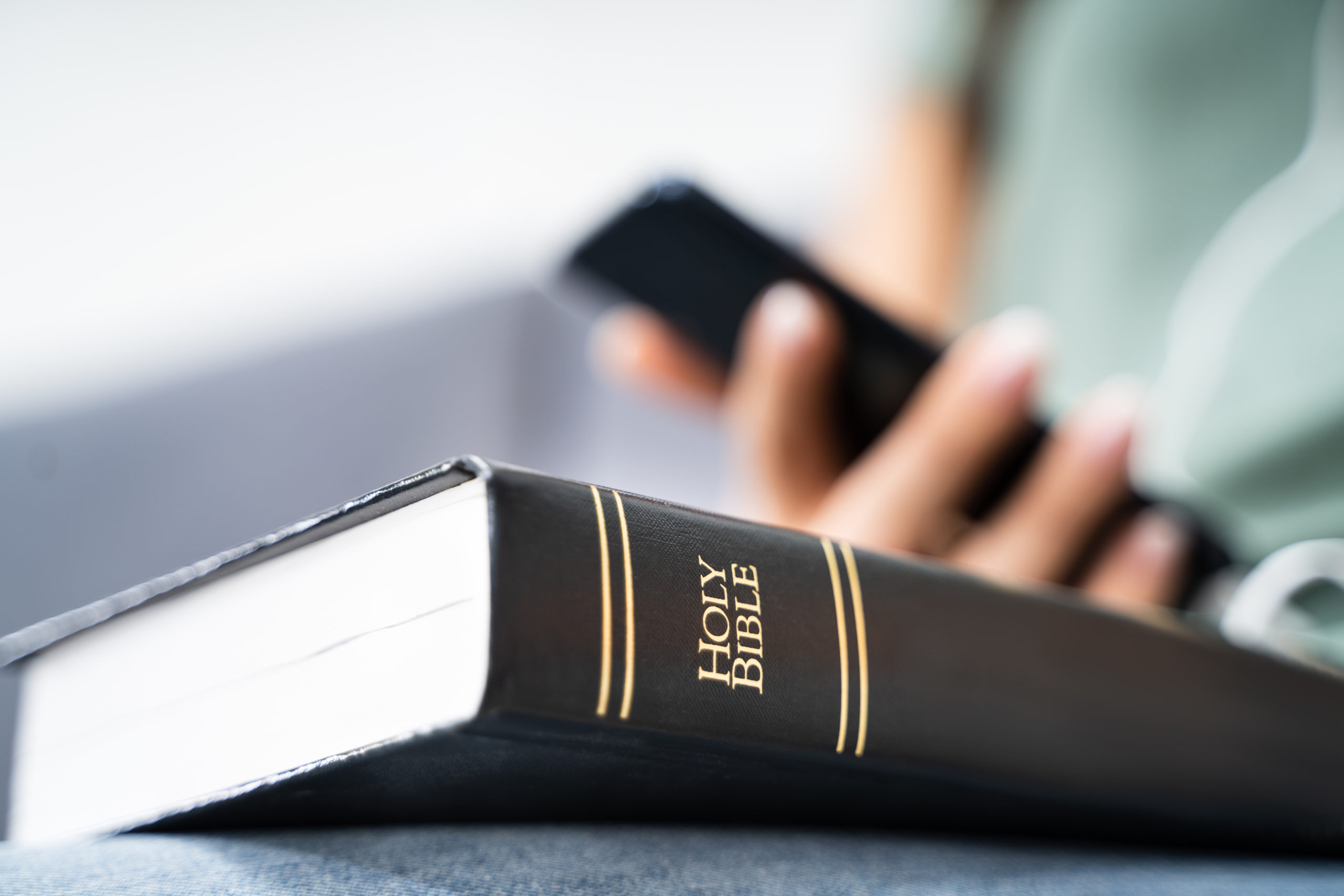 Wyłączmy telefony i otwórzmy Biblię –  uczyńmy miejsce dla Słowa Bożego! 