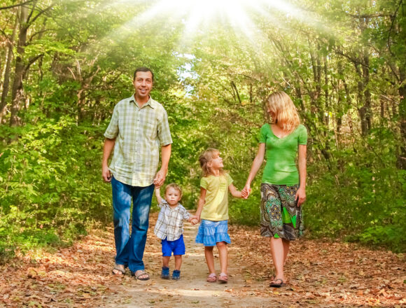 happy young family in nature Czy chrześcijanin może ocalić planetę? Wiara a ekologia