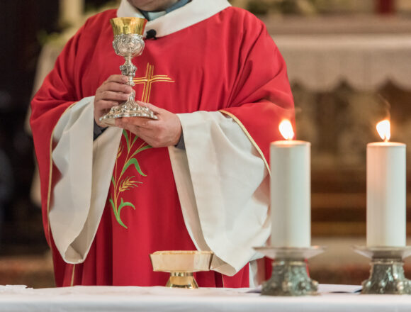 Priest giving Eucharist Konsekracja, czyli co?