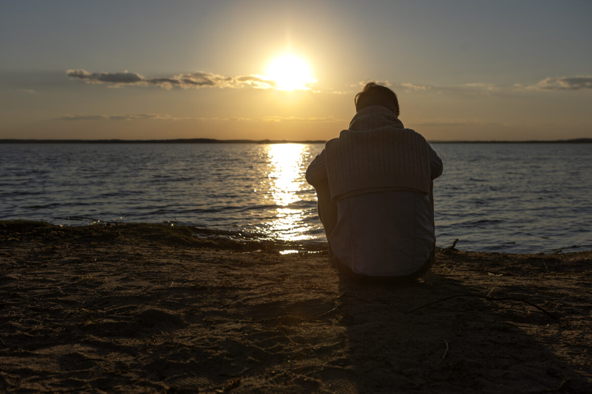 sad-contemplative-person-near-lake Refleksja duchowa