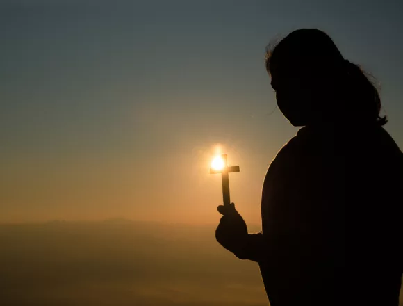 Teenage girl holding cross with praying. Peace, hope, dreams con Poznanie nad wszelkie poznanie cz. 1