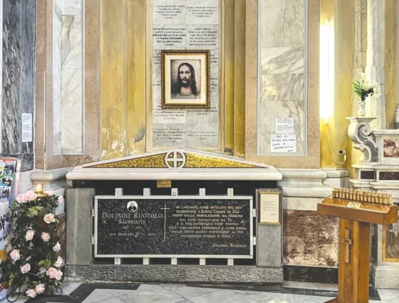 Naples,,Italy,,September,27,,2023:,Tomb,Of,Father,Ruotolo,Dolindo, Różaniec ks. Dolindo