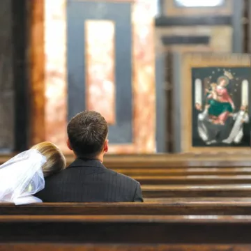 Bride and groom sitting in the church Jak sprawić, by miłość trwała latami? (1)