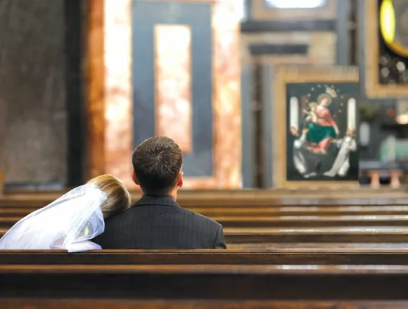 Bride and groom sitting in the church Jak sprawić, by miłość trwała latami? (1)