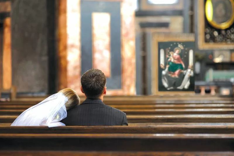 Bride and groom sitting in the church Jak sprawić, by miłość trwała latami? (1)