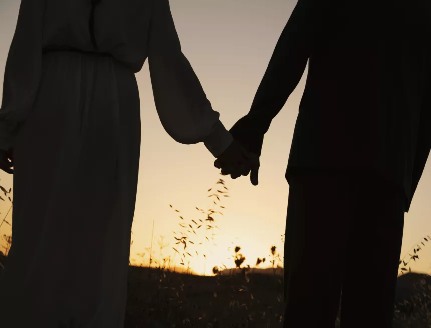 para-sylwetek-trzymajacych-sie-za-rece-z-tylu Miłość kobiety i mężczyzny