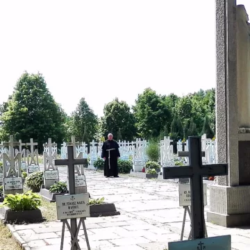 WYPOMINKI: pamiętając o zmarłych w modlitwie
