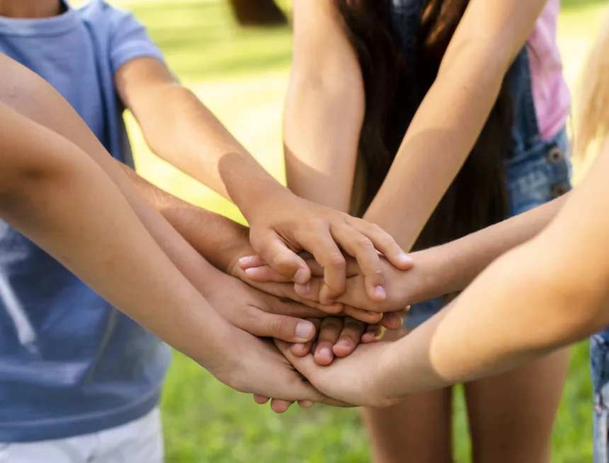 chlopcy-i-dziewczeta-lacza-rece Dar pokoju