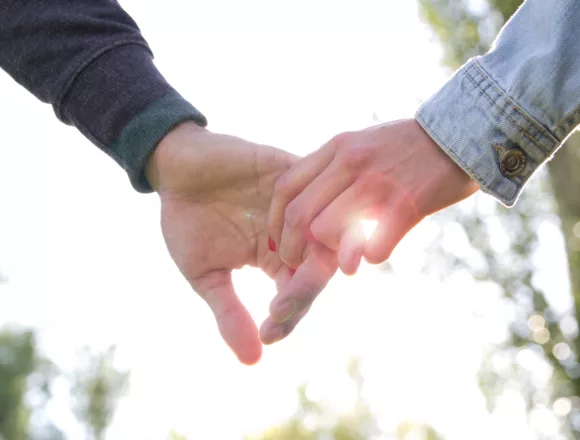 hands of a couple held together Miłość oblubieńcza