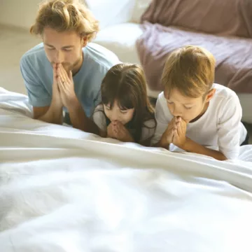 Family,Praying, Near,Bed, At, Home fot. shutterstock Źródło potęgi rodziny