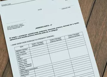 empty blank sheet isolated on wood background to replace your design 3d illustration render Troska o prawa ojca a Niebieska Karta