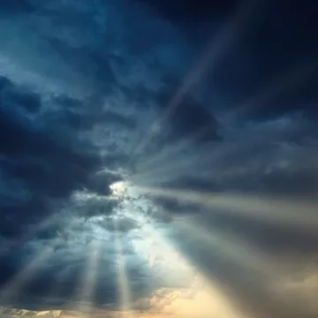 gray clouds during daytime Wolność głoszenia swoich poglądów