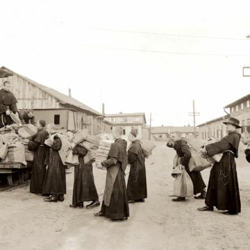 Załadunek prasy przez Braci na kolejkę wąskotorową, niepokalanów, LATA 30.