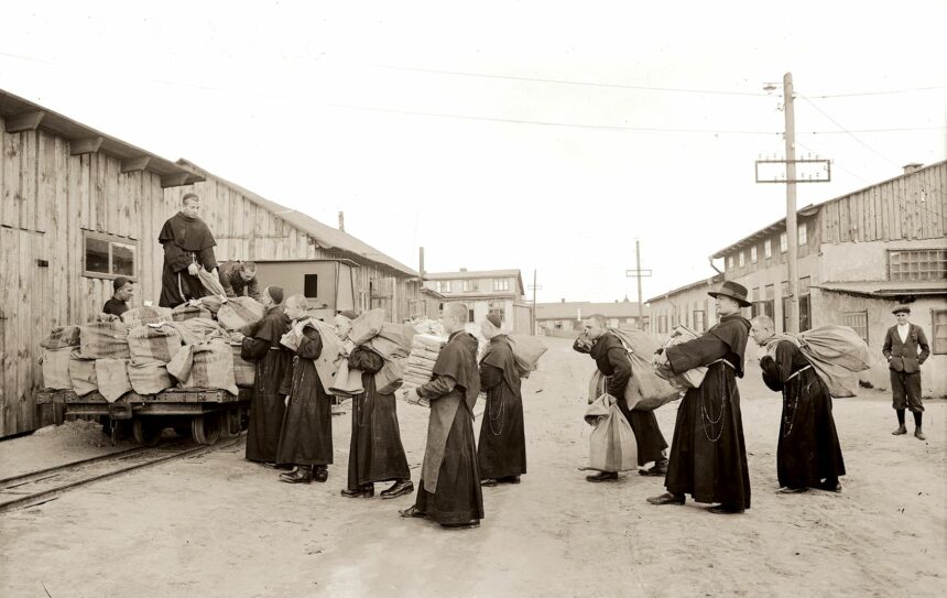 Załadunek Rycerza Załadunek prasy przez Braci na kolejkę wąskotorową, niepokalanów, LATA 30.