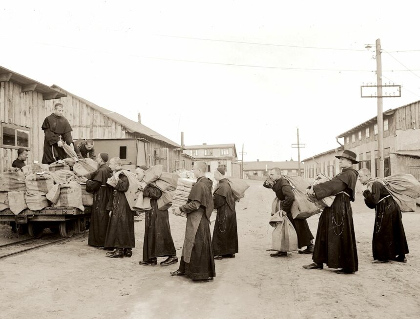Załadunek prasy przez Braci na kolejkę wąskotorową, niepokalanów, LATA 30.