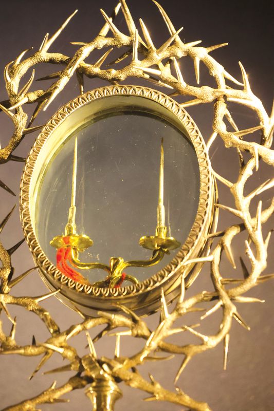 Fragment drzewa krzyża Relikwie Chrystusowe. Miniprzewodnik dla pielgrzymów