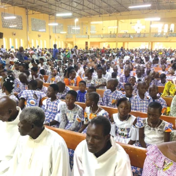 Pierwsza Komunia święta w par. św. J.M. Vianneya w Ouagadougou w burkina faso / fot. o. SYlwester Pudło OFMCONV
