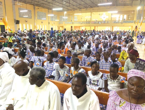 Pierwsza Komunia święta w par. św. J.M. Vianneya w Ouagadougou w burkina faso / fot. o. SYlwester Pudło OFMCONV