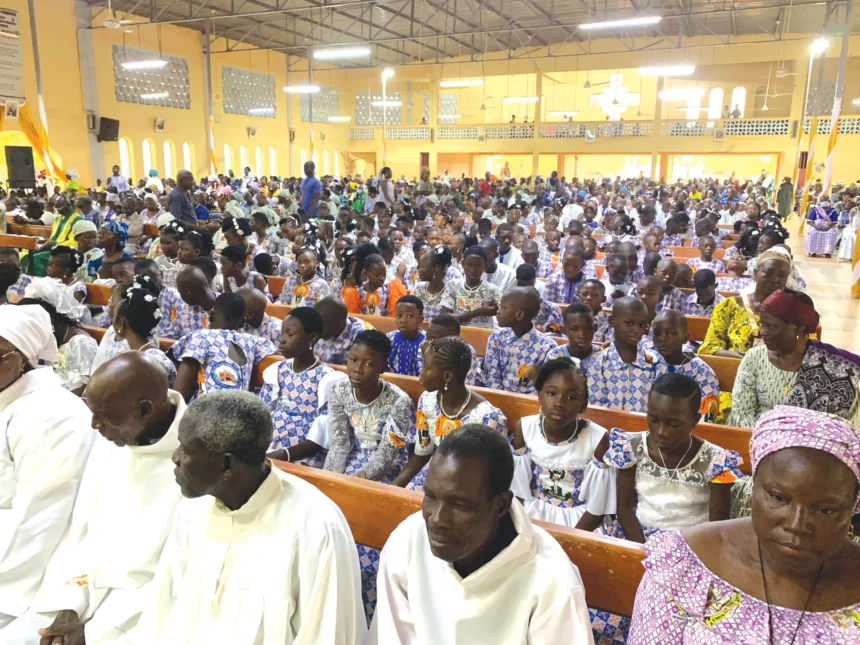 Pierwsza Komunia święta w par. św. J.M. Vianneya w Ouagadougou w burkina faso / fot. o. SYlwester Pudło OFMCONV