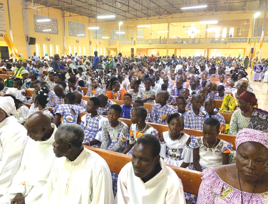 Pierwsza Komunia święta w par. św. J.M. Vianneya w Ouagadougou w burkina faso / fot. o. SYlwester Pudło OFMCONV