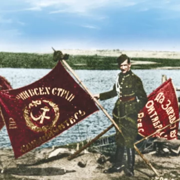 polscy żołnierze ze sztandarami zdobytymi na bolszewikach po „cudzie nad wisłą” / fot. Wikimedia Commons