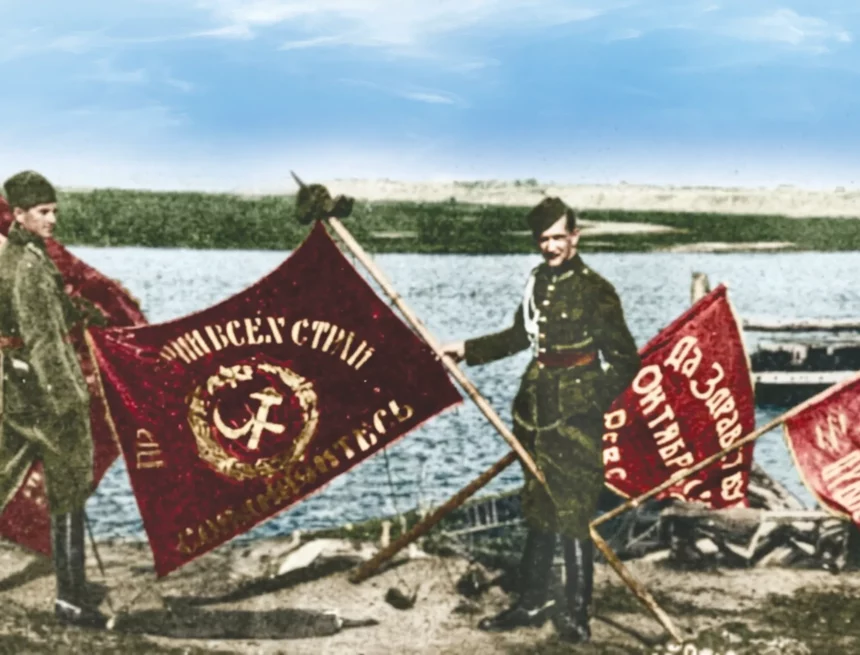 polscy żołnierze ze sztandarami zdobytymi na bolszewikach po „cudzie nad wisłą” / fot. Wikimedia Commons