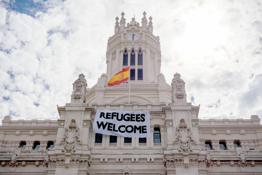 "Refugees Welcome" placard in Madrid, Spain Europa wykorzeniona.
