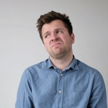 European young man is hesitating and unwilling to make decisions. He is upset about having to do unpleasant work. Dlaczego czujemy, że nic nie da się zmienić?