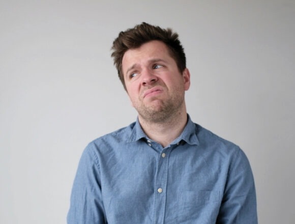 European young man is hesitating and unwilling to make decisions. He is upset about having to do unpleasant work. Dlaczego czujemy, że nic nie da się zmienić?