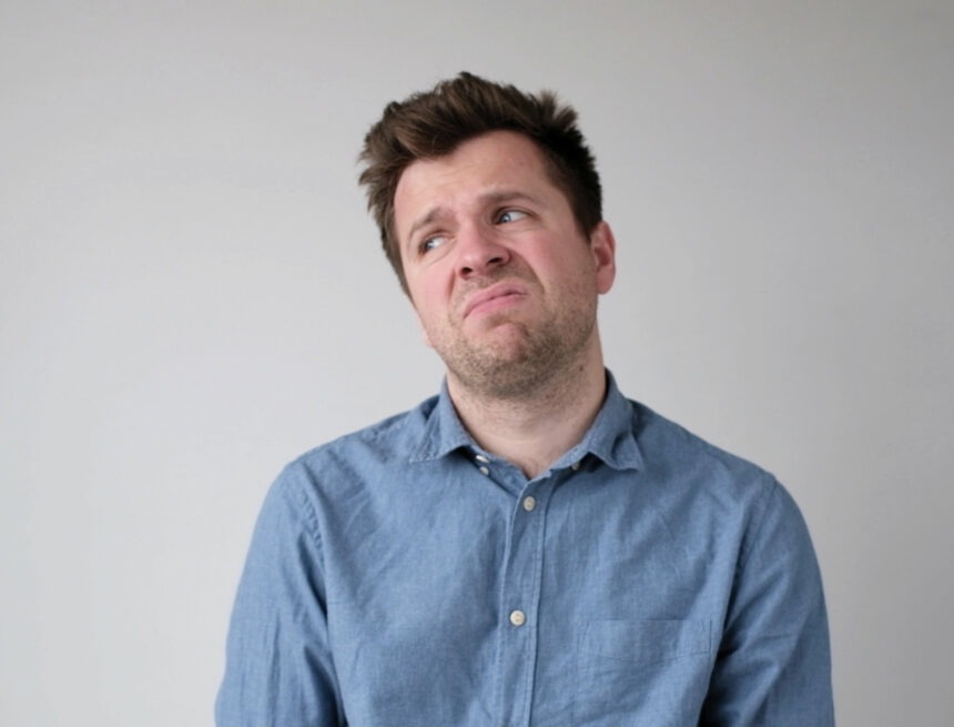 European young man is hesitating and unwilling to make decisions. He is upset about having to do unpleasant work. Dlaczego czujemy,że nic nie da się zmienić?
