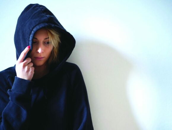 Sad teenager girl with black sweatshirt hooded isolated Co zrobić, gdy dzieci odchodzą od Boga?