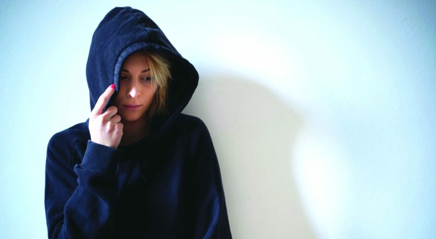 Sad teenager girl with black sweatshirt hooded isolated Co zrobić, gdy dzieci odchodzą od Boga?
